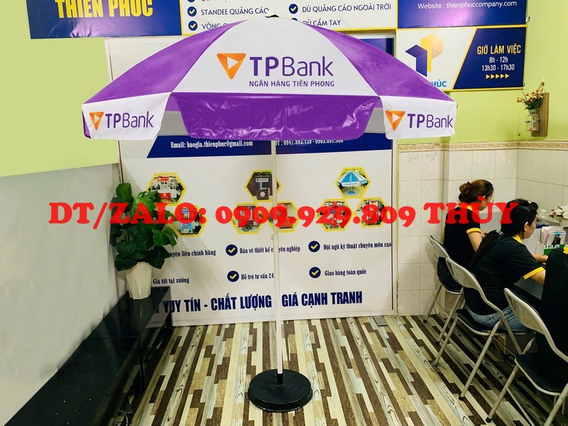 Dù che ngân hàng in logo quảng cáo