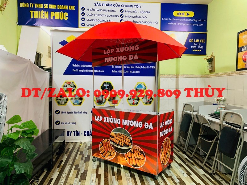 Dù che xe bán hàng lưu động bán lạp xưởng