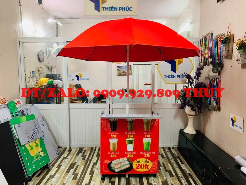 Dù che xe bán hàng lưu động bán mì trộn