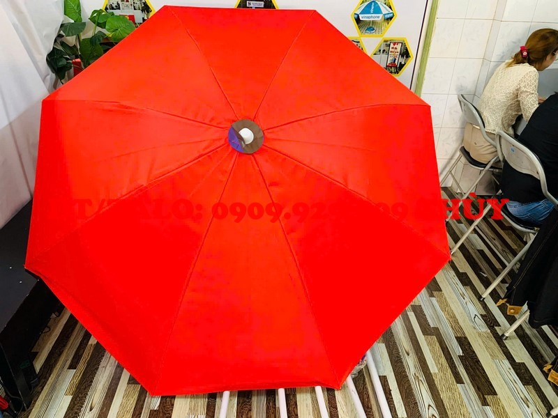 Dù che xe bán hàng lưu động màu đỏ